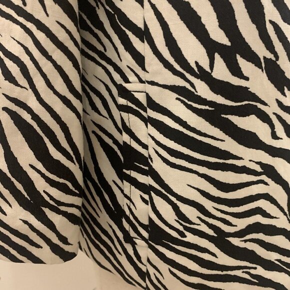 Chapter One. Size 4?? (M). Lined Zebra Print 3/4 Sleeve Jacket. Button up    B45 - Picture 3 of 6